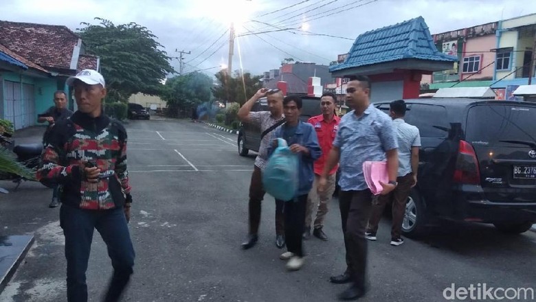 Buron Kasus Bagi-bagi Uang Saat Pilkada di Sumsel Ditangkap Buron Kasus Bagi-bagi Uang Saat Pilkada di Sumsel Ditangkap
