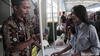 Petugas menjelaskan tentang kartu Jak Lingko di Jembatan Penyebrangan Multiguna (JPM), Jalan Jati Baru, Tanah Abang, Jakarta Pusat, Kamis (7/2).