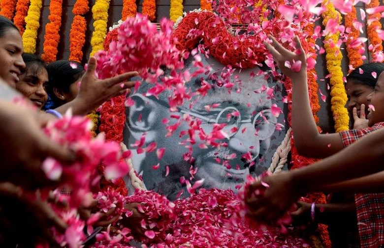 Polisi India Tangkap Wanita yang Tembak Patung Mahatma Gandhi Polisi India Tangkap Wanita yang Tembak Patung Mahatma Gandhi