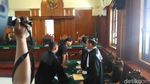 Berkaos Tahanan Politik Ahmad Dhani Jalani Sidang di Surabaya