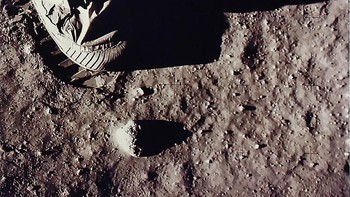 Foto keren memperlihatkan kaki astronot menapakkan kakinya di permukaan Bulan. Foto: NASA