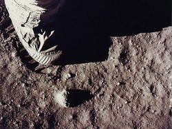 Foto Warna Pendaratan Dramatis Manusia di Bulan Akan Dilelang