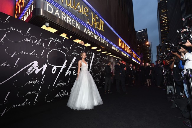 Jennifer Lawrence menebar pesonanya dalam balutan gaun Dior Haute Couture saat menghadiri acara pemutaran perdana film ‘Mother’ di New York City, Amerika Serikat (AS), pada September 2017.  Hadir dengan belahan dada rendah dan rok megar berbahan tulle, gaun tersebut sukses mempertegas sisi feminin sekaligus aura seksi Jennifer.  Foto: Dok. Getty Images