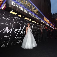 Jennifer Lawrence menebar pesonanya dalam balutan gaun Dior Haute Couture saat menghadiri acara pemutaran perdana film ‘Mother’ di New York City, Amerika Serikat (AS), pada September 2017.  Hadir dengan belahan dada rendah dan rok megar berbahan tulle, gaun tersebut sukses mempertegas sisi feminin sekaligus aura seksi Jennifer.  Foto: Dok. Getty Images