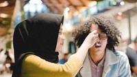 Indy selalu tampil stylish di setiap kesempatan, acara makan-makan di restoran ini jadi semakin seru. Foto: Instagram @indyratnap