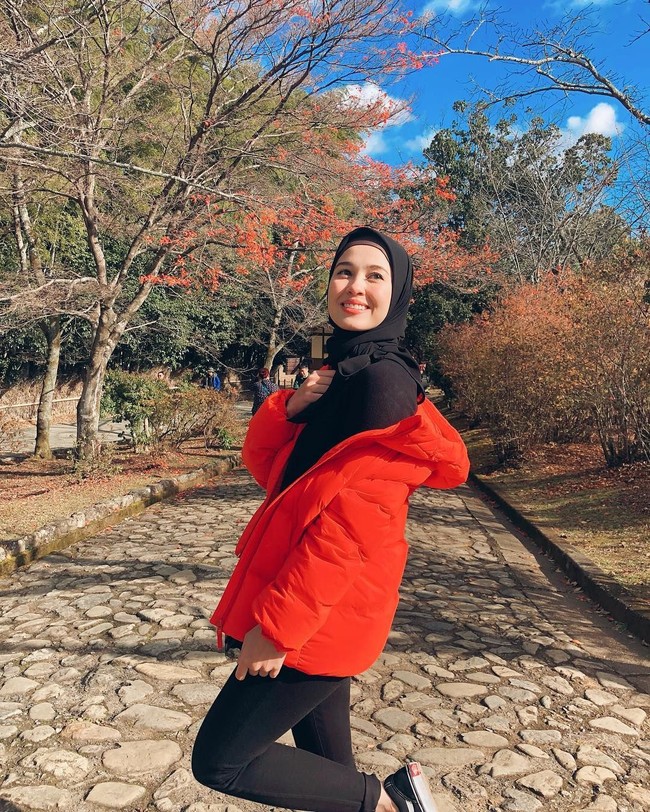 Kejadian seperti Emma bukanlah pertama kalinya. Blogger Dina Tokio dan Ascia Akf sudah lebih dulu mengumumkan dirinya bukan seorang hijabers. Alasan mereka pun sama, tak kuat dihujat netizen. Foto: Instagram/emma_maembongofficial