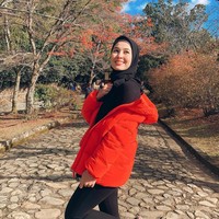 Kejadian seperti Emma bukanlah pertama kalinya. Blogger Dina Tokio dan Ascia Akf sudah lebih dulu mengumumkan dirinya bukan seorang hijabers. Alasan mereka pun sama, tak kuat dihujat netizen. Foto: Instagram/emma_maembongofficial