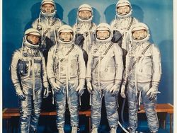 Foto Warna Pendaratan Dramatis Manusia di Bulan Akan Dilelang