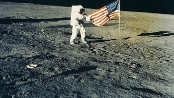 Foto-foto ini dilelang dengan harga diperkirakan tembus sampai USD 9.000. Terlihat di foto atas astronot Charles Conrad Jr berdiri berdampingan dengan bendera AS di permukaan Bulan pada tahun 1969. Foto: NASA