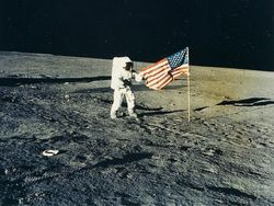 Foto Warna Pendaratan Dramatis Manusia di Bulan Akan Dilelang