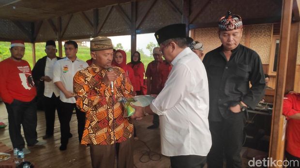  Sekjen PDIP Hasto Kristiyanto menemui petani di Cianjur, Kamis (7/2/2019)