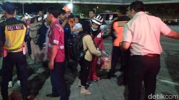 Penumpang kapal yang terbakar dievakuasi di Pelabuhan Merak, Kamis (7/2/2019)