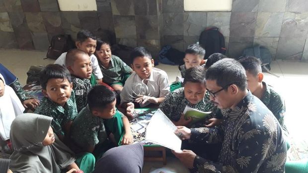 Murid berkumpul mendekati guru agar suara guru terdengar.