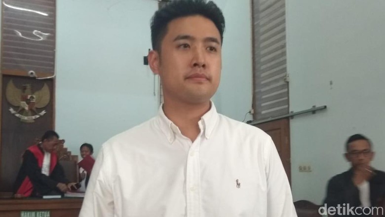 Jalani Sidang Vonis, Richard Muljadi Ditemani Istri Jalani Sidang Vonis, Richard Muljadi Ditemani Istri