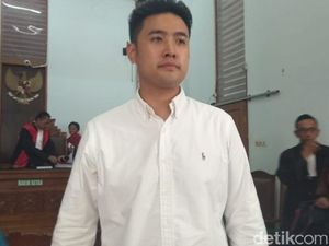 Jalani Sidang Vonis, Richard Muljadi Ditemani Istri
