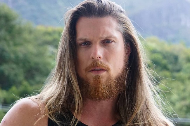 Pose dengan rambut panjang sepinggang ini membuat Alan Banas terlihat seperti model iklan sampo. Alan merupakan jurnalis dan model asal Brasil. Foto: Instagram