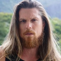 Pose dengan rambut panjang sepinggang ini membuat Alan Banas terlihat seperti model iklan sampo. Alan merupakan jurnalis dan model asal Brasil. Foto: Instagram