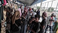 Tak jarang para pejalan kaki berhenti sejenak di salah satu kios pedagang untuk berbelanja.