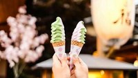 Kangen es krim lembut asal Jepang. Paola mengunggah foto es krim saat kangen kulineran ke Jepang. Foto: Instagram @paolatambunann