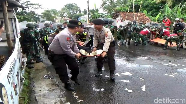 Simulasi Pengamanan Pilpres di Sukabumi: Pedemo Disemprot Air