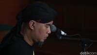 Ahmad Dhani menjalani sidang perdana kasus pencemaran nama baik di PN Surabaya, Kamis (7/2). Sidang pembacaan dakwaan ini hanya berlangsung sekitar 30 menit. detikcom/ Deni Prasetyo Utomo