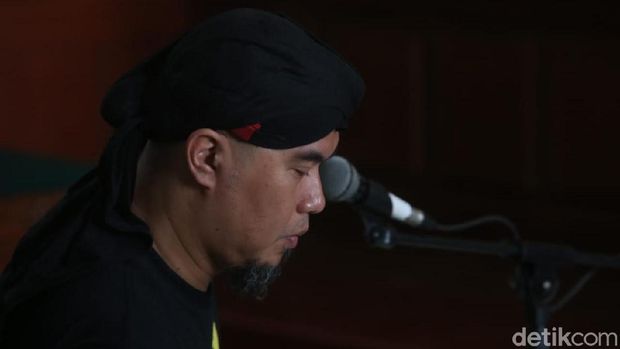 Setelah Blangkon Peci dan Kopiah Sufi Dhani akan Pakai Setelah Blangkon Peci dan Kopiah Sufi Dhani akan Pakai