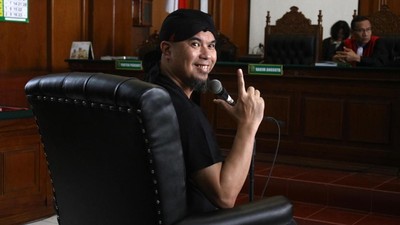 Sidang Perdana, Ahmad Dhani Acungkan Dua Jari