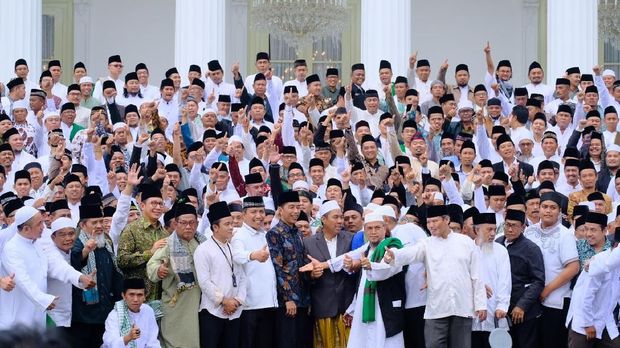 Kiai-Habaib Pose 1 Jari Saat Foto Bareng Jokowi, Pihak Istana Melarang