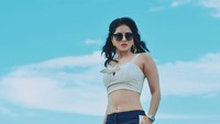 Halo. Hanya untuk memberi Anda informasi yang benar, saya diberi foto karya seni ini. Saya kemudian memutuskan untuk melukisnya! Saya tidak pernah mengklaim ide ini. Saya hanya melukis karya seni yang saya lihat dan cintai. Itu harus diambil sebagai pujian karena sedang disumbangkan untuk pasien kanker untuk amal. Tidak lebih dan tidak kurang, ucap Sunny Leone. Foto: Instagram @sunnyleone