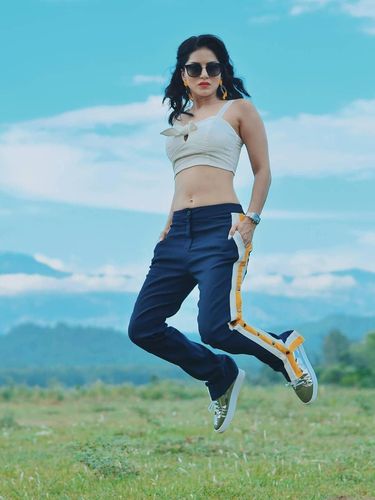 Sunny Leone mantan bintang porno yang kini jadi artis Bollywood 