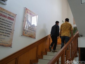 Tim Kejati Lampung Jemput Koruptor Rp 119 M Alay di Bali