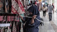 Para pedagang di kawasan itu menjual beragam macam benda mulai dari pakaian, tas hingga aksesoris untuk wanita,pria dan anak-anak.