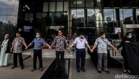 Kabiro Humas KPK, Febri Diansyah, dan penyidik Senior KPK, Novel Baswedan, turut hadir dalam aksi solidaritas pegawai KPK tersebut.