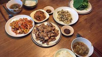 Beberapa kali istri Jung Seung-min ini memamerkan foto makanan. Seperti saat ia sedang pesta dengan olahan jamur goreng, sup miso, dan kimchi. Nyam nyamm! Foto: Instagram yoonjujang