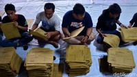 Petugas menyusun Sampul Salinan Formulir model C1 di gudang KPU, Bandung, Jawa Barat, Kamis (7/2/2019).