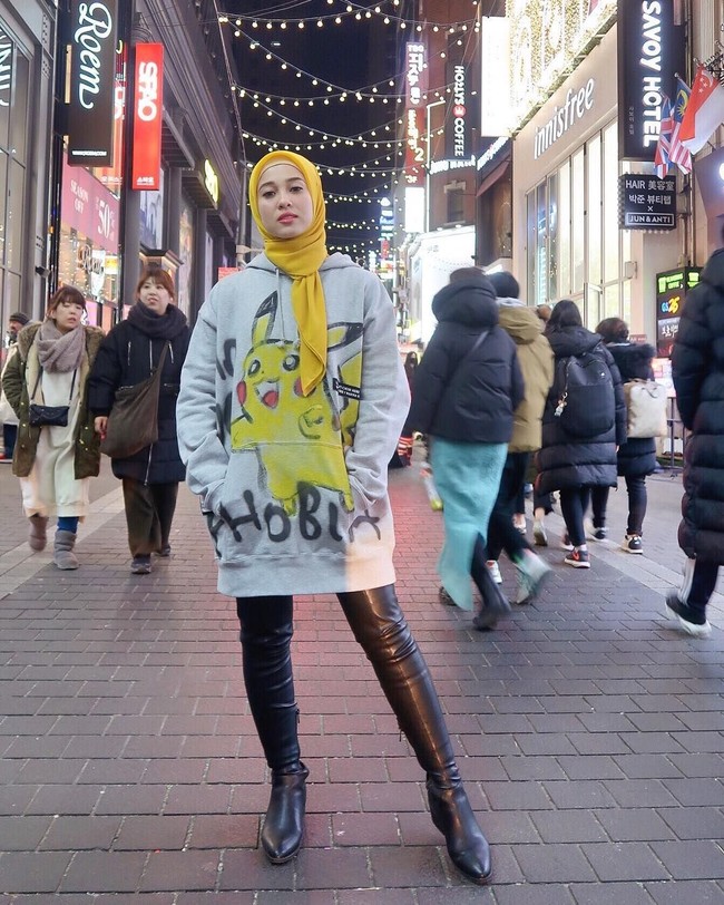 Alasan Emma melakukan tindakan yang kini jadi kontroversi itu karena kecaman netizen soal gaya hijabnya sehari-hari. Gayanya yang tak sesuai syariat membuat banyak netizen menghujat. Foto: Instagram/emma_maembongofficial