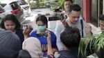 Vanessa Angel Pakai Baju Tahanan dan Tangan Diborgol