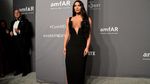 Hadiri amfAR, Kim Kardashian Nyaris Tunjukan Bagian Sensitifnya