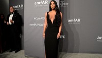 KIm Kardashian saat menghadiri amfAR Gala di New York, Amerika Serikat pada Rabu (6/2) waktu setempat. Michael Loccisano/Wire Image