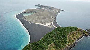 Hunga Tonga-Hunga Haapai di Tonga memiliki lumpur mirip tanah liat membuat ilmuwan NASA bingung mengenai asal usul serta material di dalamnya. Foto: Dok. NASA