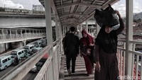 Warga melintasi Skybridge usai diberlakukannya pengaturan pejalan kaki di kawasan Tanah Abang.