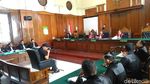 Berkaos Tahanan Politik Ahmad Dhani Jalani Sidang di Surabaya