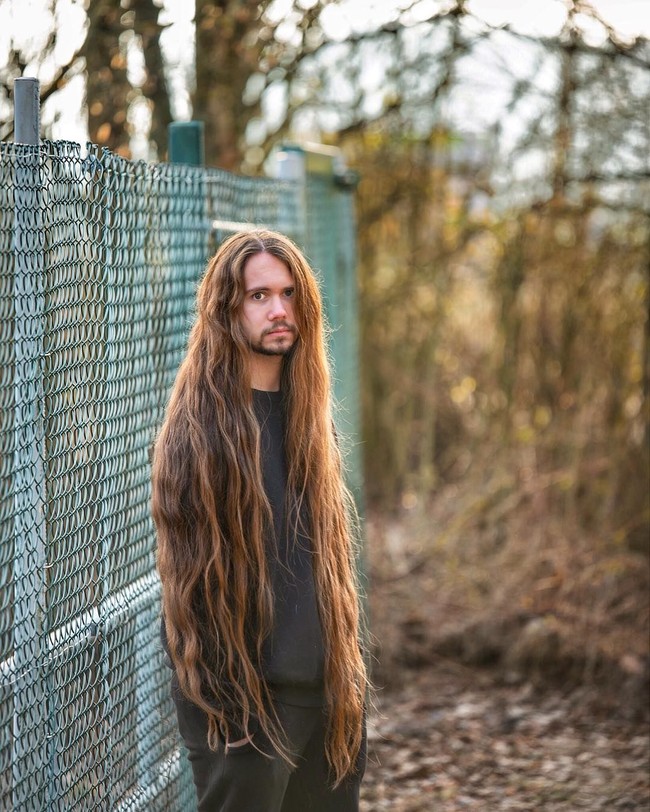 Perlu usaha yang besar bagi seorang pria untuk memanjangkan rambutnya. Seperti Benny M, pria asal Jerman ini punya rambut cokelat kemerahan yang tak hanya panjang, tapi juga tebal dan bergelombang. Foto: Instagram