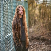 Perlu usaha yang besar bagi seorang pria untuk memanjangkan rambutnya. Seperti Benny M, pria asal Jerman ini punya rambut cokelat kemerahan yang tak hanya panjang, tapi juga tebal dan bergelombang. Foto: Instagram