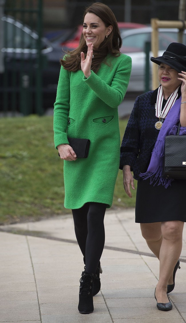 Gaun hijau miliknya adalah rancangan Eponine seharga 2.100 poundsterling atau sekitar Rp 28 juta. Namun bagian kancing gaun membuat netizen salah fokus. Foto: Eddie Mulholland - WPA Pool / Getty Images