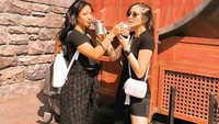 Ngidam butterbeer. Paola dan sahabatnya langsung membeli minuman ikonik ini saat berkunjung ke Universal Studio Jepang. Foto: Instagram @paolatambunann