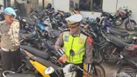 Kejadian bermula saat Adi bersama pacarnya mengendarai motor di kawasan BSD, Serpong, Tangerang Selatan, pukul 06.30 WIB tadi. Petugas yang melihat Adi tak memakai helm dan melawan arus kemudian menilang.