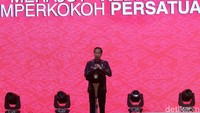 Pertama tama kepada seluruh rakyat Indonesia, kepada suku Indonesia Tionghoa, di mana pun saudara-saudara bapak ibu berada, saya ingin mengucapkan Xin Nian Kuai Le, selamat tahun baru, kata Jokowi disambut riuh peserta yang hadir.