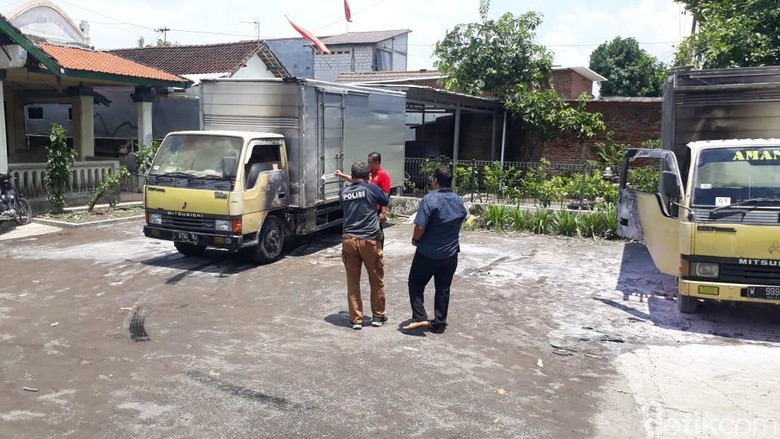 Dua Truk  yang Sedang Parkir  Tiba tiba Terbakar Polisi 