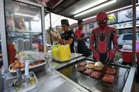 Berkat Kostum Spider-Man Gerai Ini Sukses Jual Burgernya